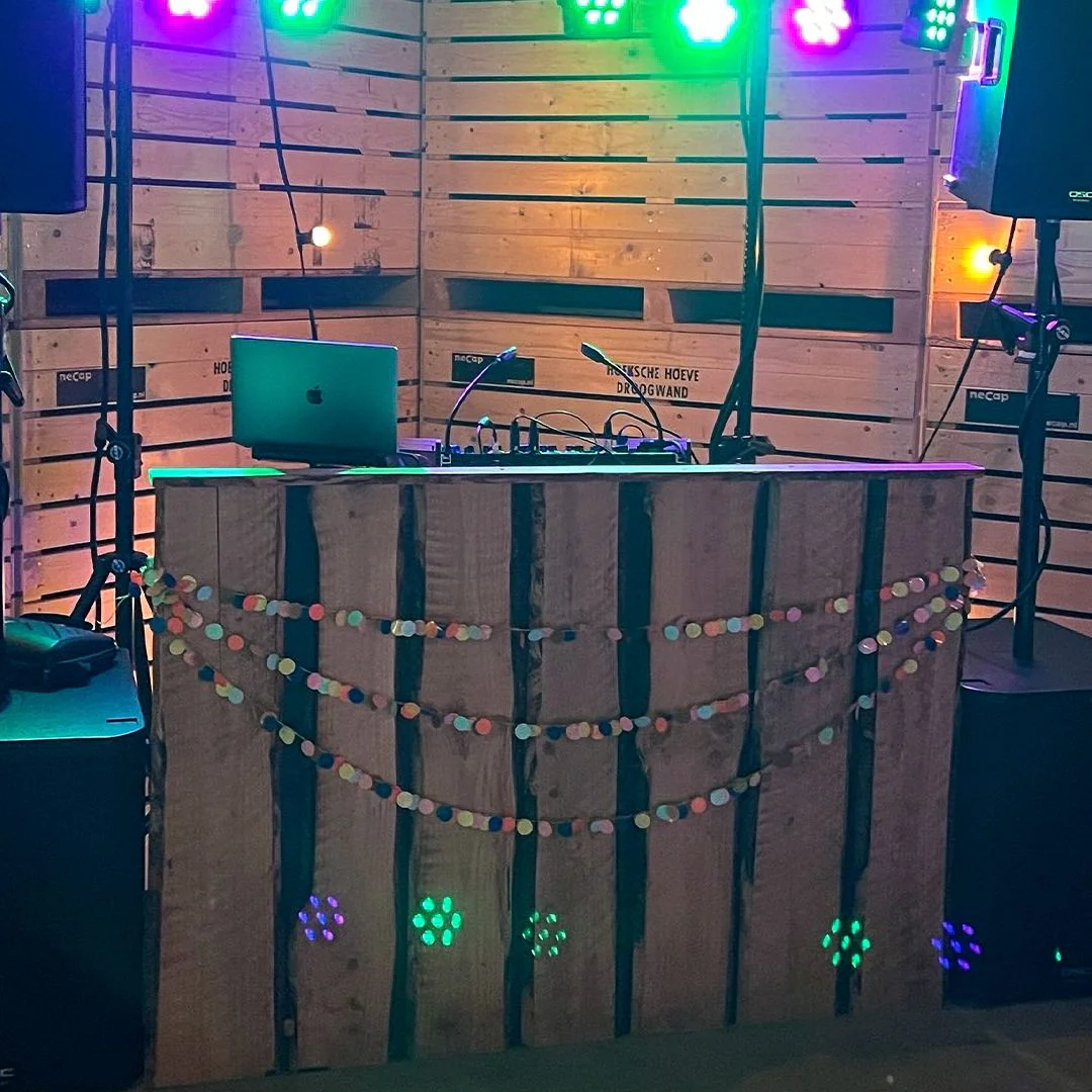 DJ Kevin Froger booth met gouden verlichting