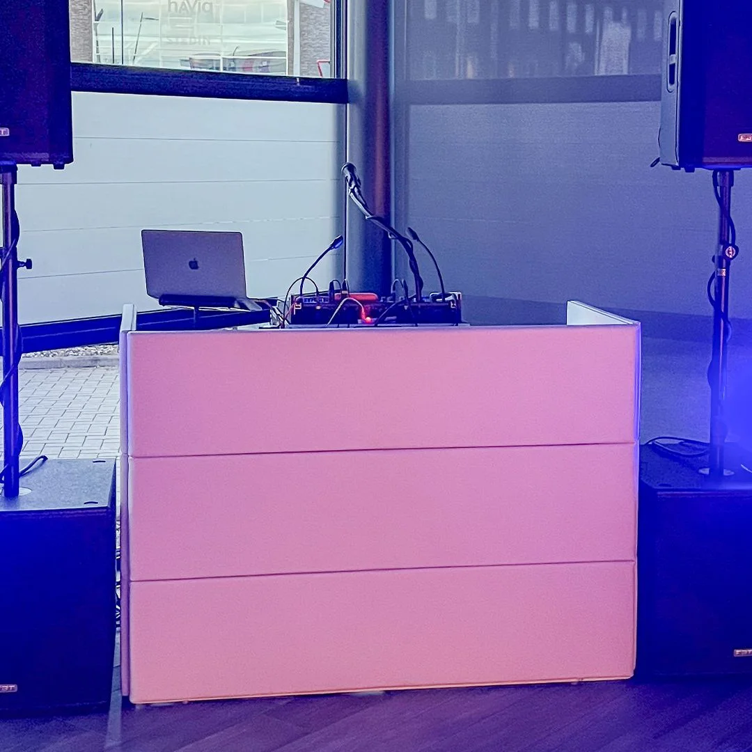 DJ Kevin Froger booth met sfeerverlichting