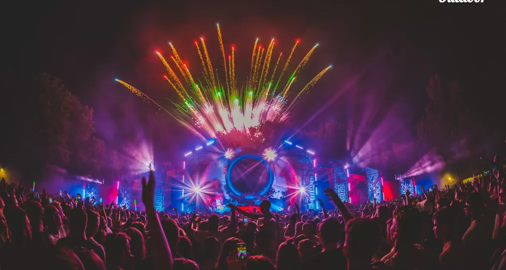 DJ Kevin Froger op een festival met vuurwerk boven het podium en volle dansvloer
