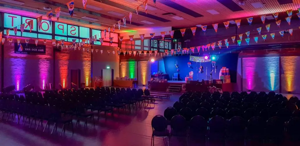 Accuspots die een feestzaal uitlichten in kleur
