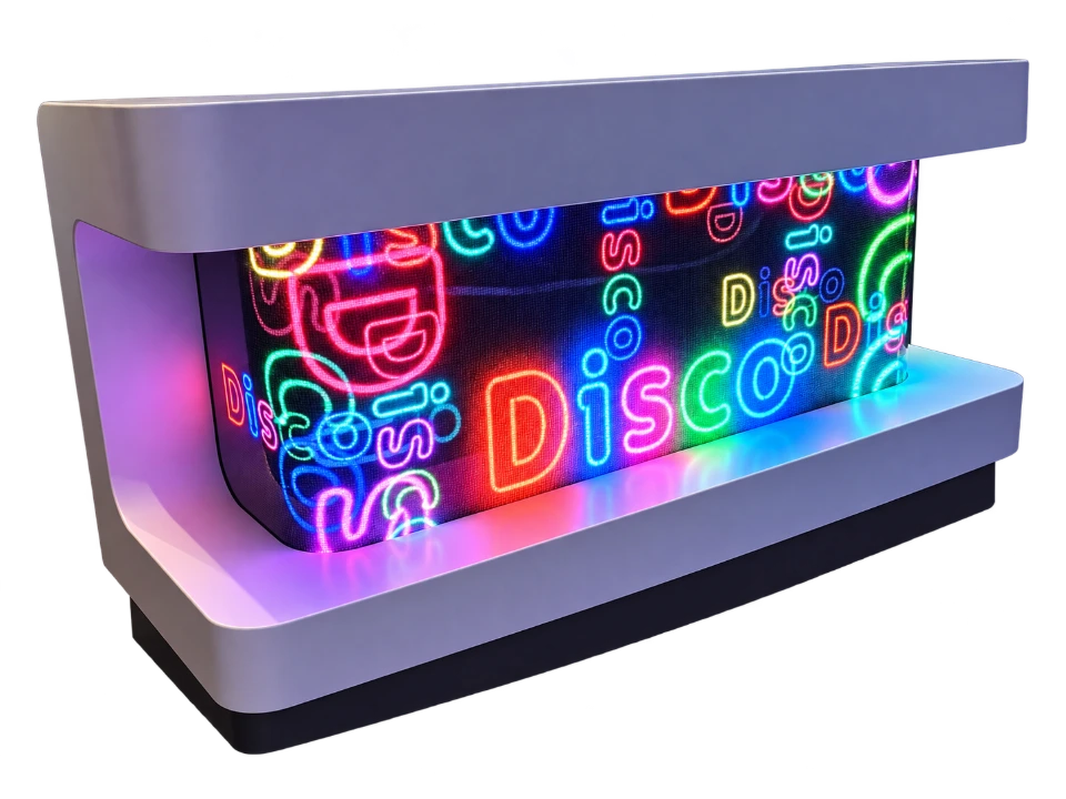 DJ-booth met een gebogen LED-front en kleurrijke Disco-visual