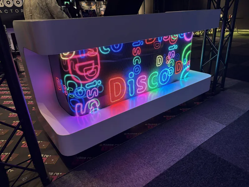 DJ booth met sfeerverlichting tijdens een feest