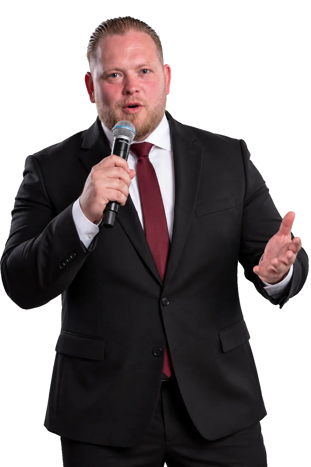 Kevin Froger in een donker pak, sprekend in een microfoon